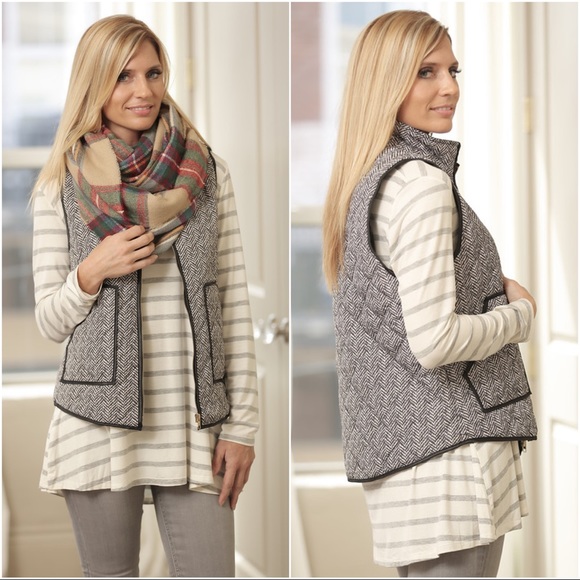 ✨LAST ONE✨ Herringbone Print Quilted Vest - Picture 2 of 3